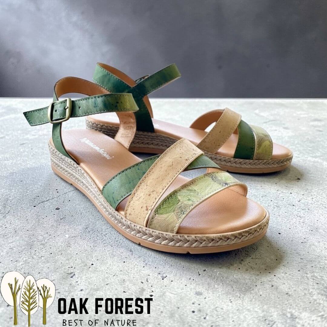 Sandales femme liège naturel vert Roma – ambiance minimaliste béton – Oak Forest