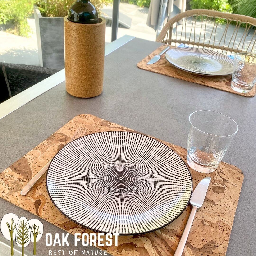 Set de table en liège marbré dressé avec assiette et verre sur terrasse extérieure