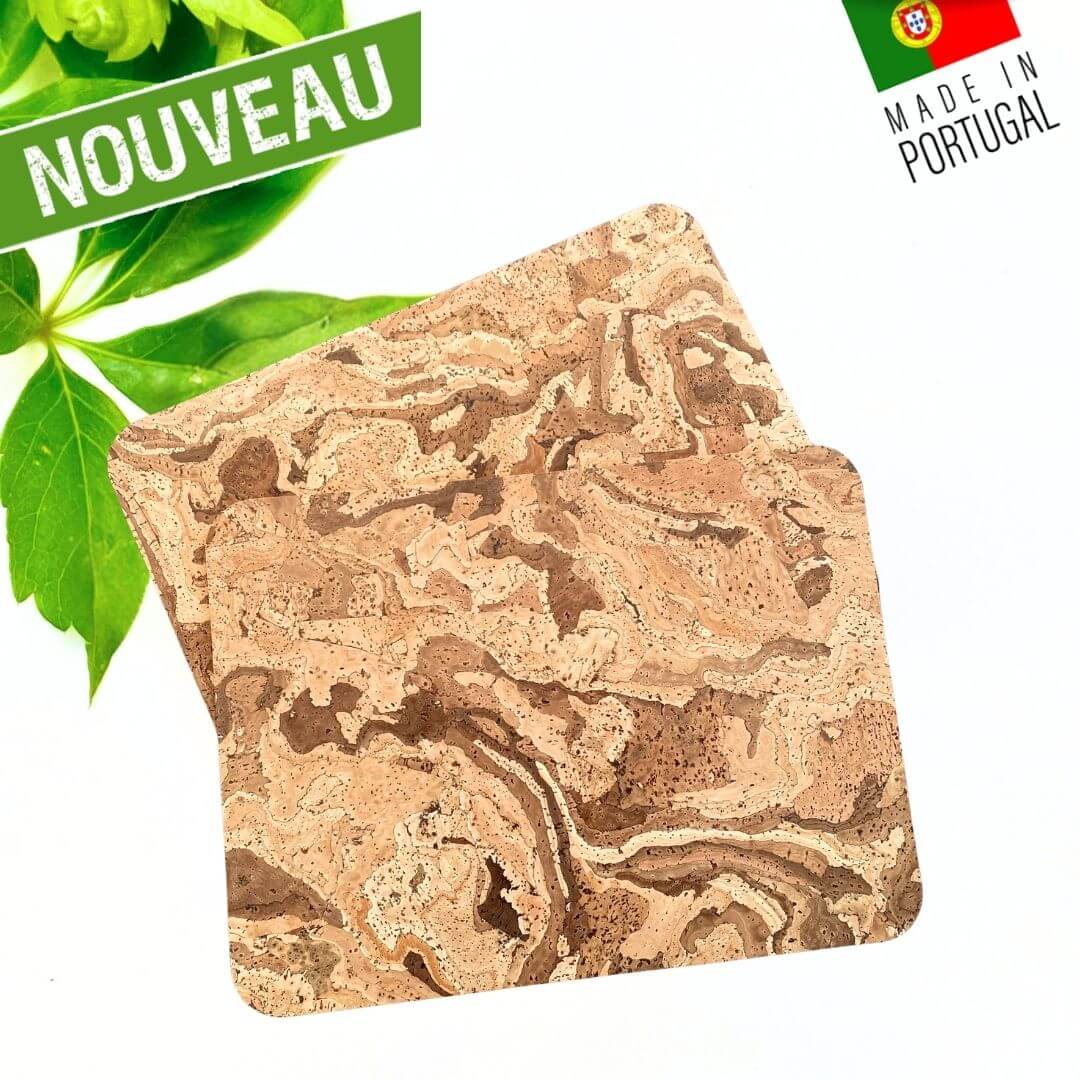 Deux sets de table en liège naturel marbré superposés, coins arrondis