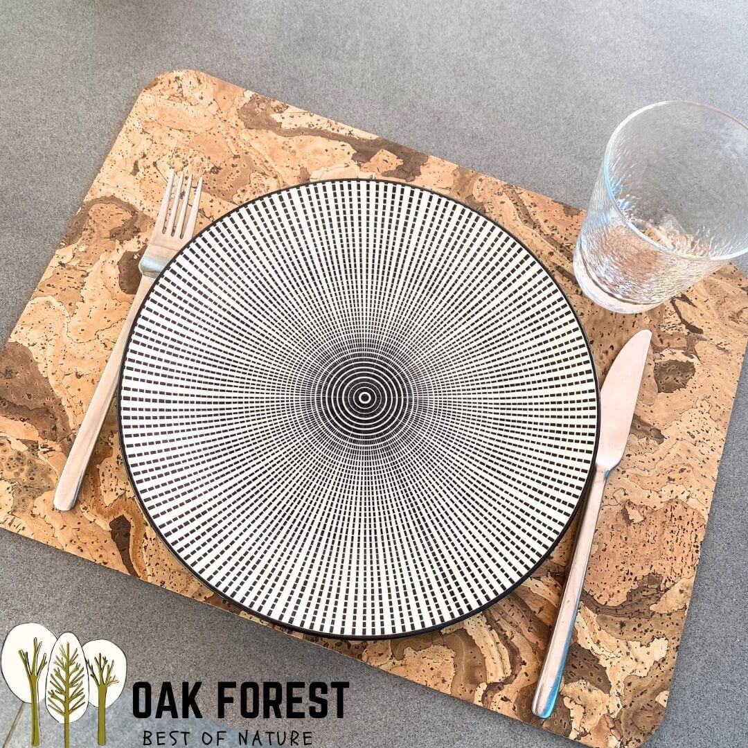 Set de table liège marbré avec couvert complet, assiette et verre, vue de dessus