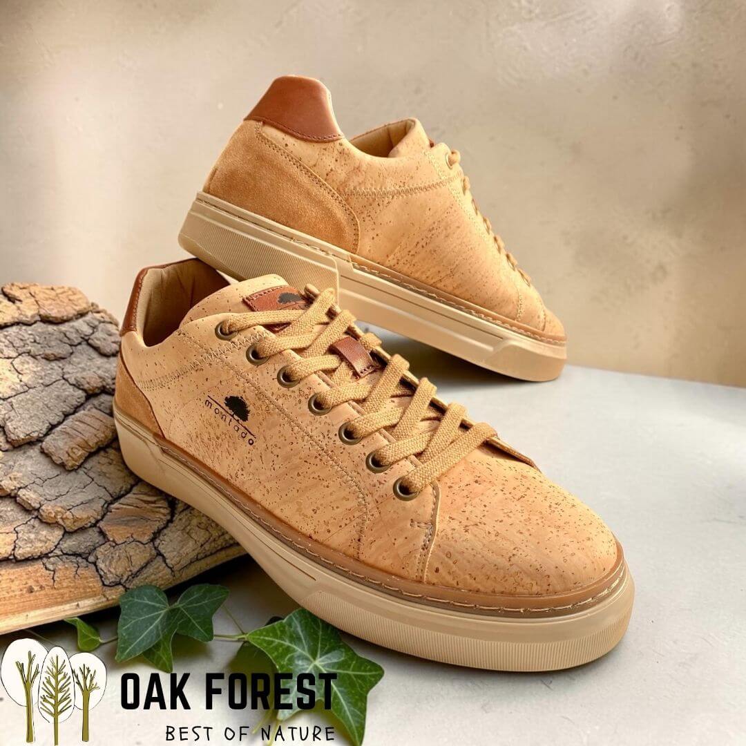 Paire de sneakers Porto en liège naturel posées sur de l'écorce de chêne-liège avec du lierre