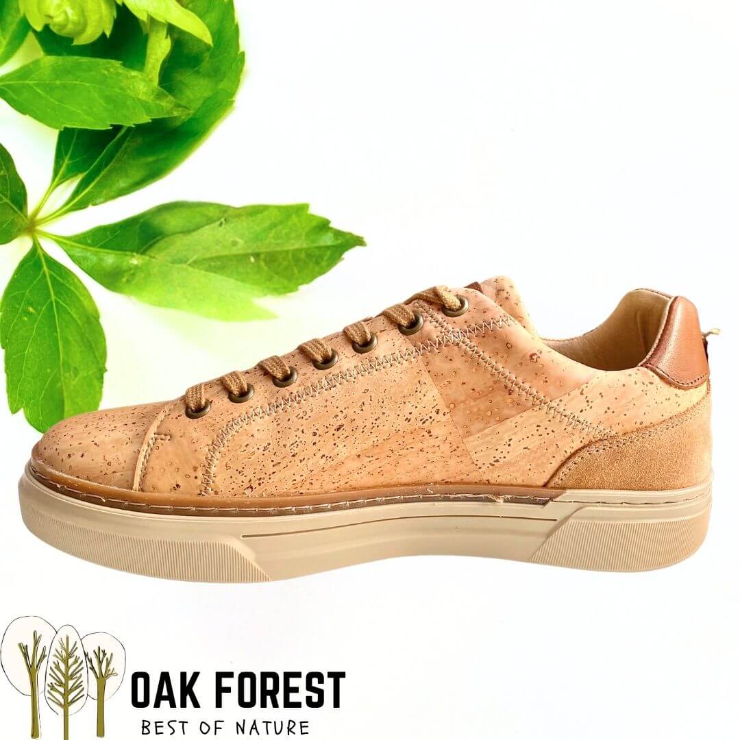 Sneaker Porto en liège naturel vue de profil montrant les panneaux cousus et la semelle beige