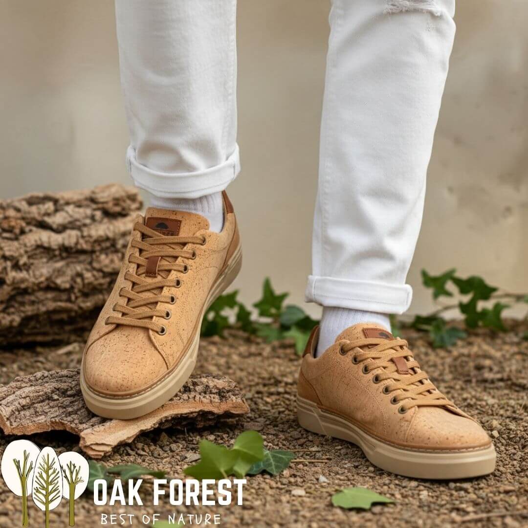 Homme portant les sneakers Porto en liège naturel avec un pantalon blanc dans un décor de sous-bois