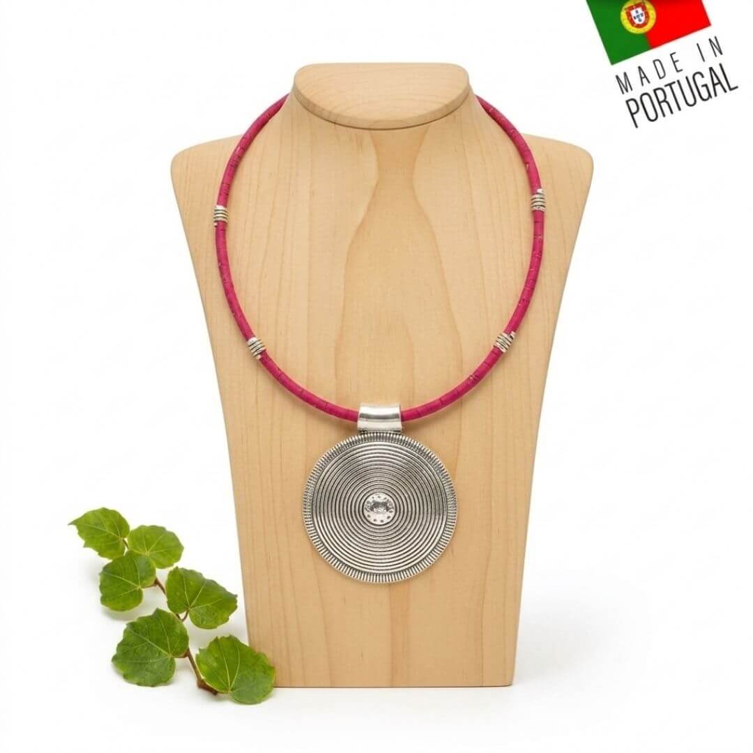 collier en liège fuchsia pour femme avec grand médaillon en acier sur buste en bois