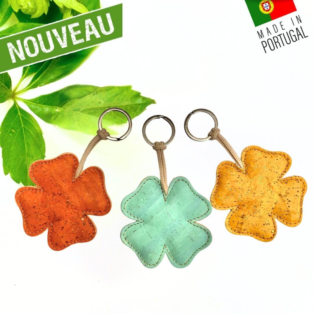 Trois porte-clés Trèfle en liège, coloris orange, bleu turquoise et jaune doré avec anneaux métal