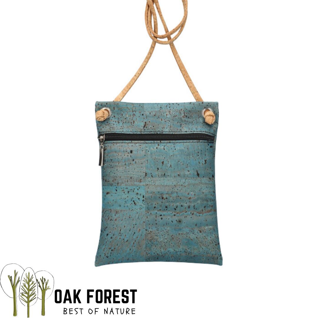 pochette vegan en liege - sac bandouliere liege - sac femme vegan - sac bandoulière en liège - sac liege portugal - pochette légère en liege - pochette cuir végétal - sac bandouliere femme vegan - petit sac léger - petit sac végétal - cuir vegan - pochette en liège - sac en liege léger - pochette fillette été - pochettes colorées été fille - sac femme vegan - sac liege naturel -pochette vegan pratique - sac bleu vegan