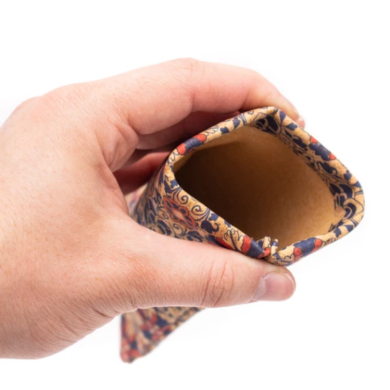 étui à lunettes en liège - étui en liège - pochette en liège - boite à lunette en liège - protège lunettes en liège - boite à lunette vegan - étui à lunettes vegan - protection lunettes de soleil en liège - range lunettes de vue - range lunettes de soleil - ranger ses lunettes - étui en lunette original - étui a lunette végétal