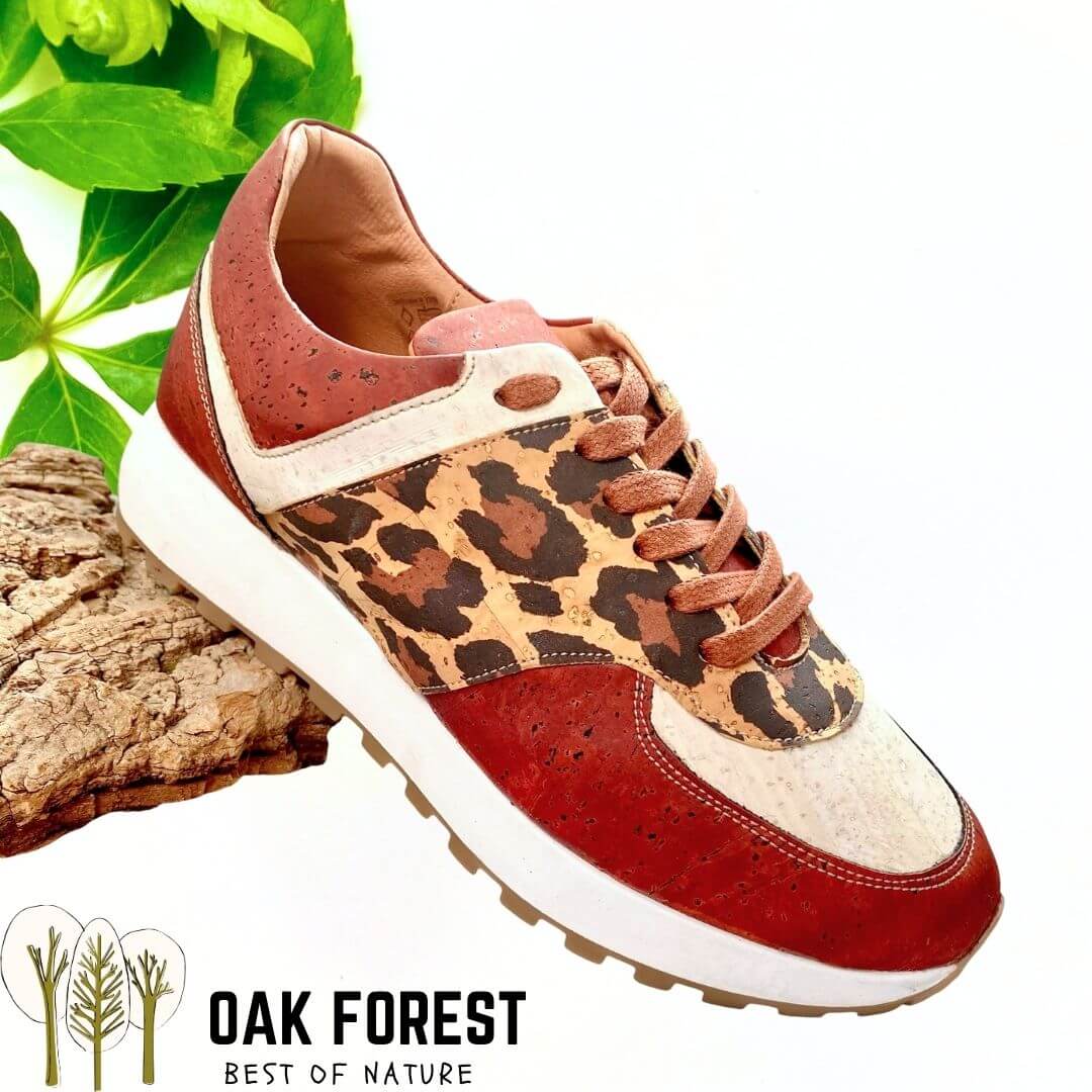 Basket Fauve en liège imprimé léopard rouge brique et crème posée sur écorce de chêne-liège
