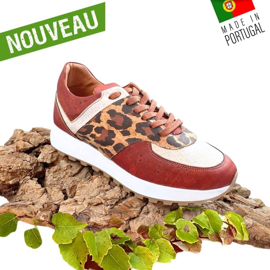 Basket Fauve en liège imprimé léopard rouge brique et blanc posée sur écorce de chêne-liège