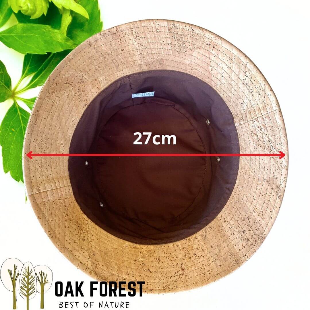 Vue de dessous du bob Grafik montrant la doublure coton marron et le bord en liège naturel, 27 cm de largeur