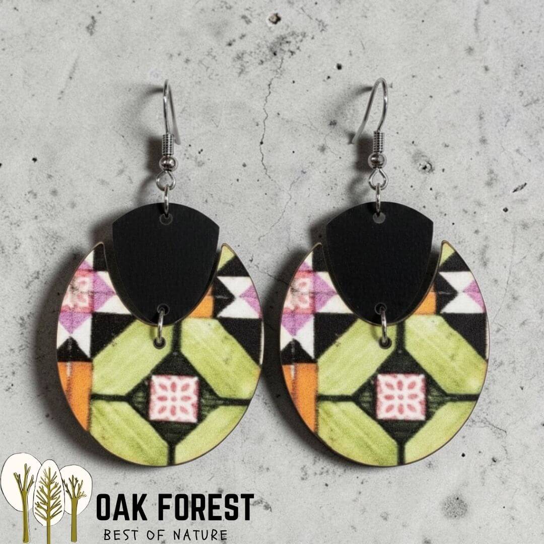 Boucles d'oreilles pendantes en liège motif géométrique multicolore avec demi-cercle noir — modèle Azulejo pastel