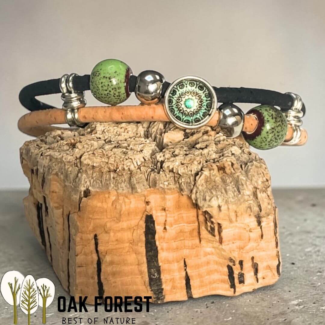 Bracelet Amazonia en liège posé sur écorce de chêne-liège, perles vertes et cabochon mandala