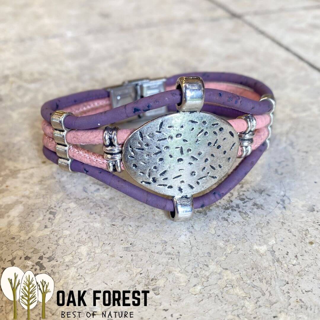 Bracelet en liège rose et violet avec médaillon martelé argenté et fermoir en acier — modèle Mandala