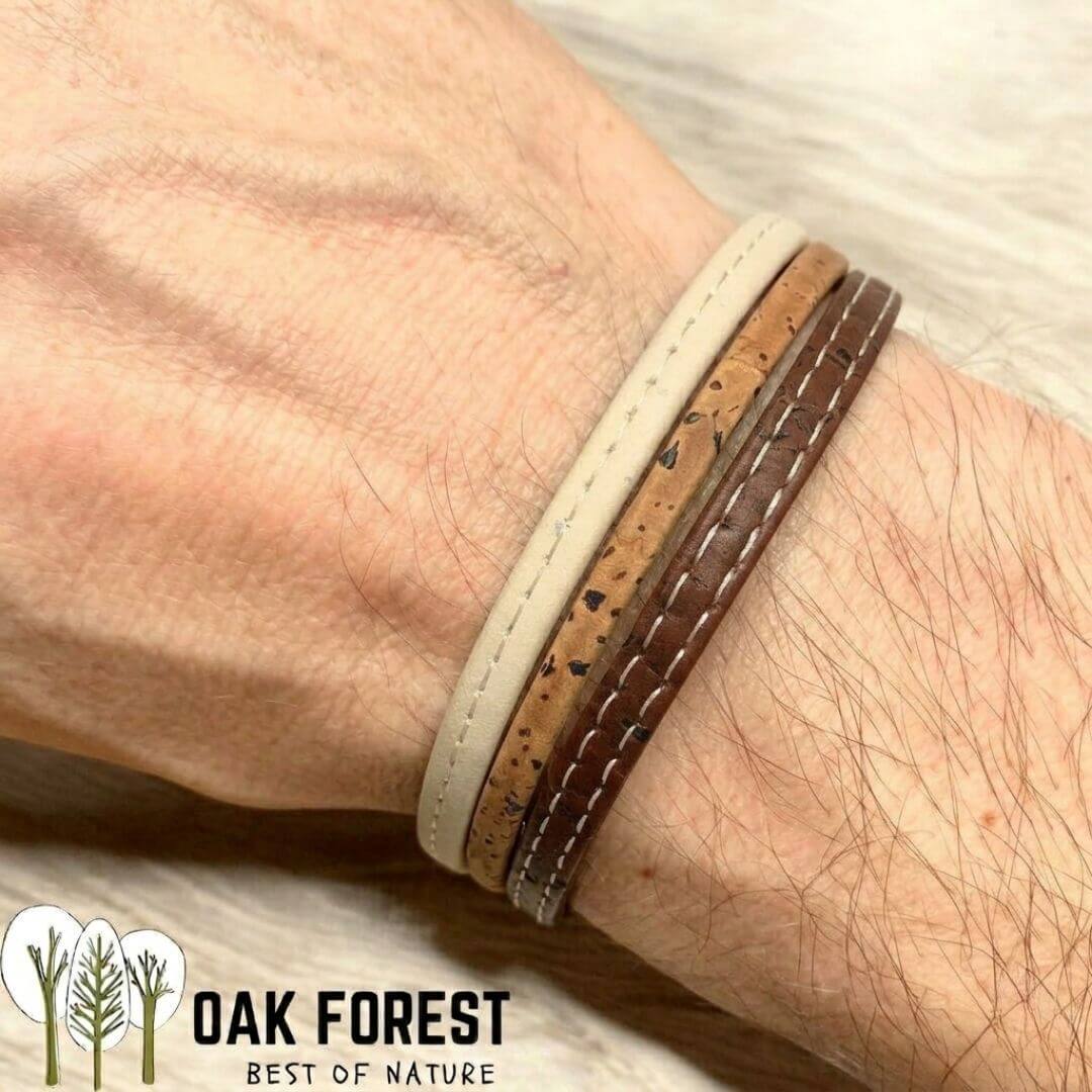 bracelet homme vegan en liège blanc, marron camel porté sur poignet d'un homme