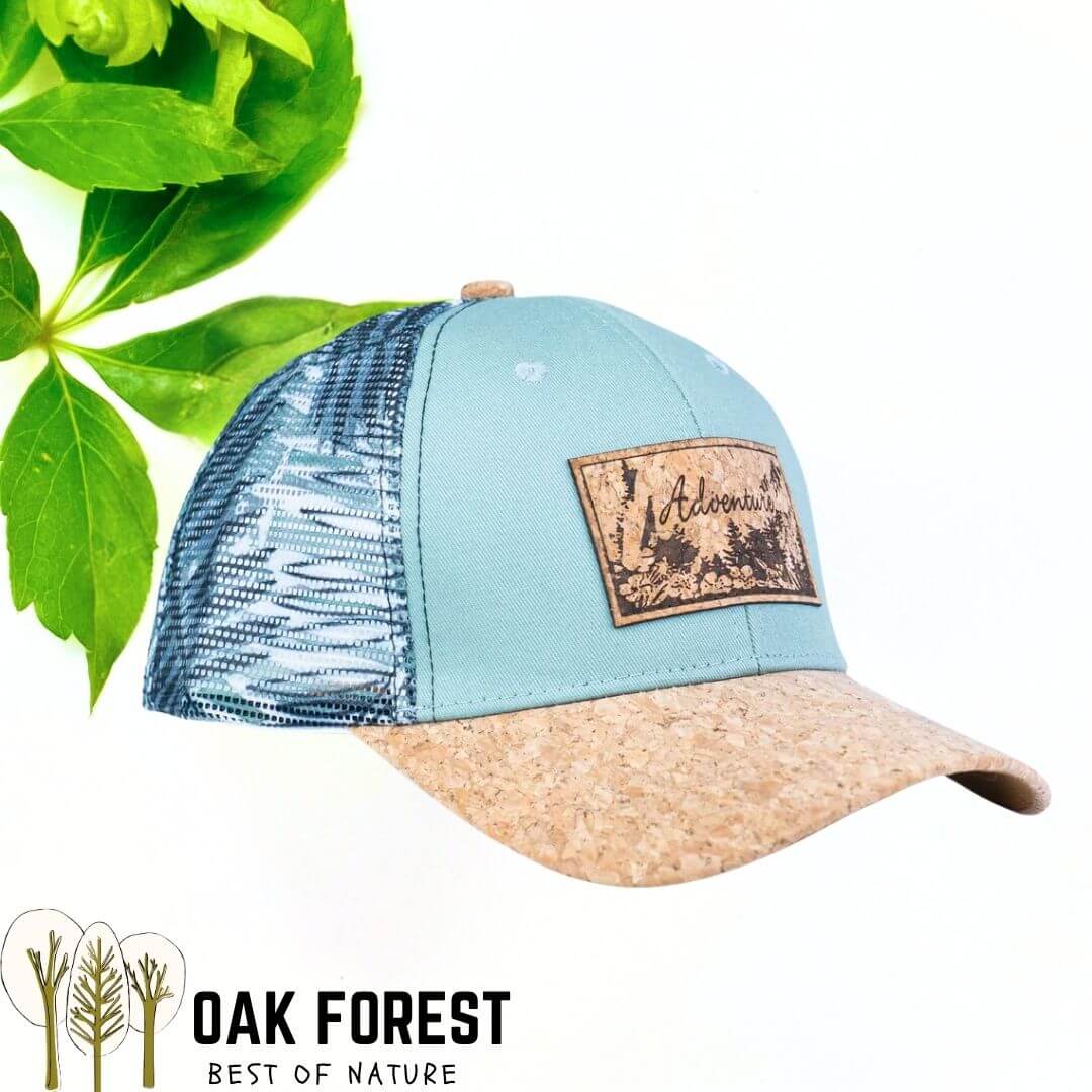 Casquette trucker bleu vert avec visière en liège et patch Adventure gravé — vue de trois quarts