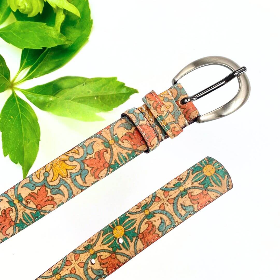 Ceinture femme vegan en liège Azulejo, boucle ovale argentée et motifs azulejos colorés