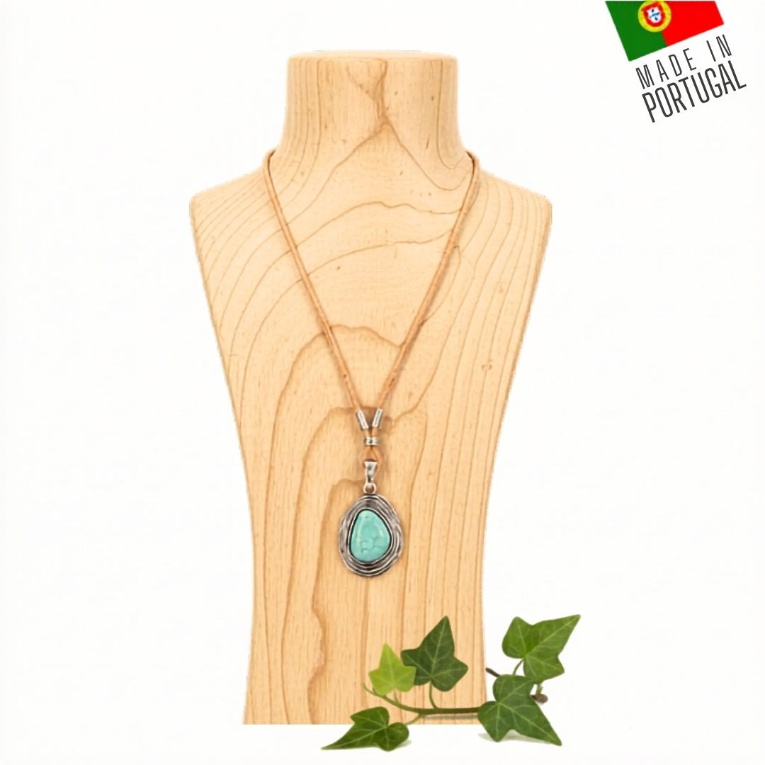 collier femme cordon en liège et sa pierre turquoise posé sur un buste en bois pour une idée cadeau fête des mères 2026