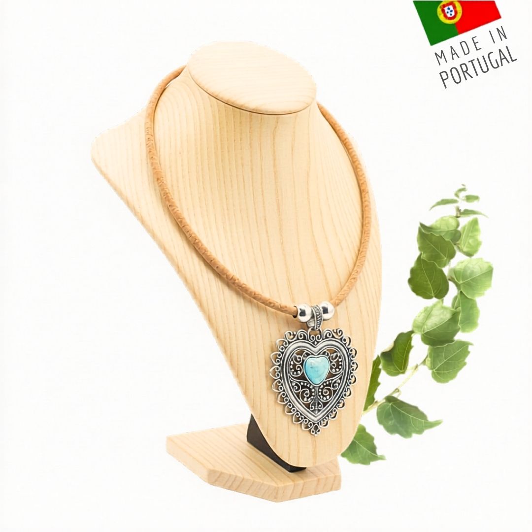 collier en liège avec son médaillon en forme de coeur métallique et pierre bleu turquoise pour femme bohème