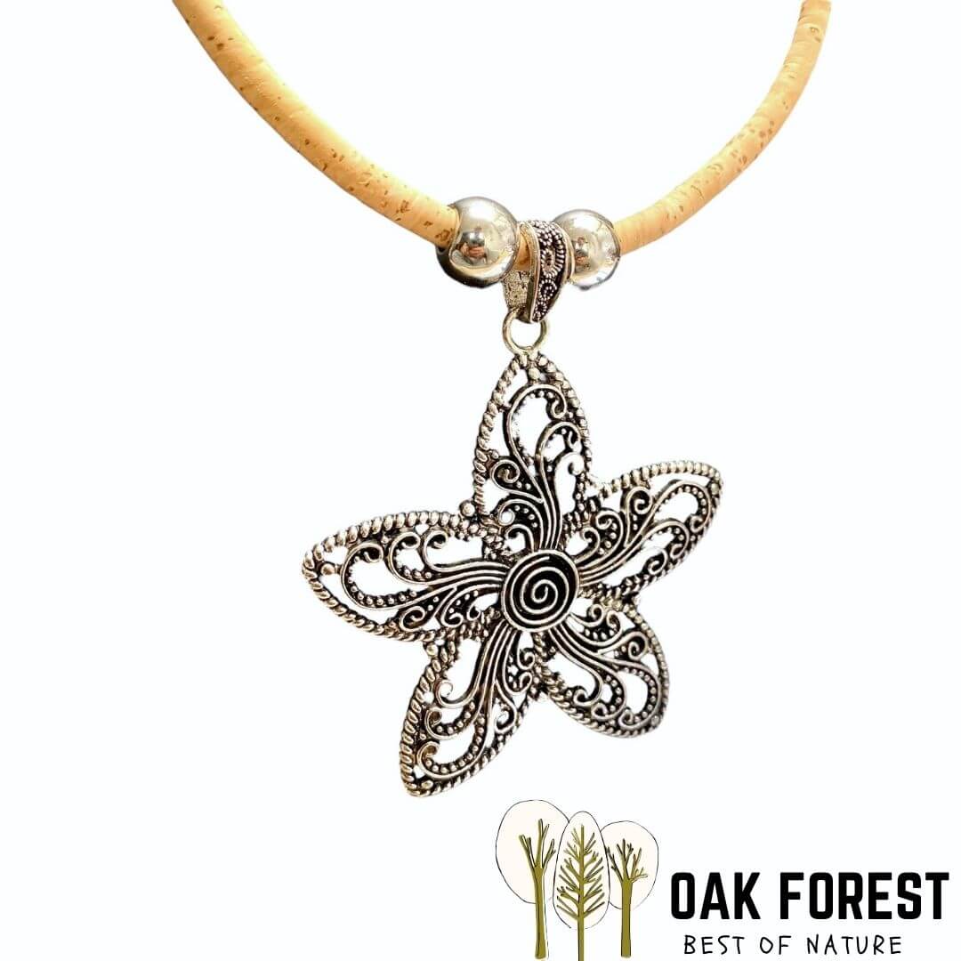 Détail du pendentif Flora en zamak argenté, motif fleur filigrane ajouré de 7 cm