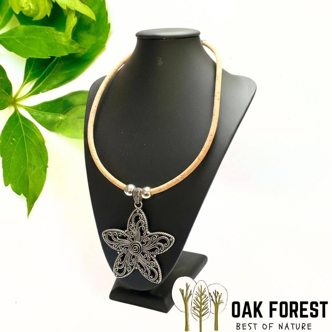 Collier Flora, cordon liège et pendentif zamak argenté en forme de fleur ajourée