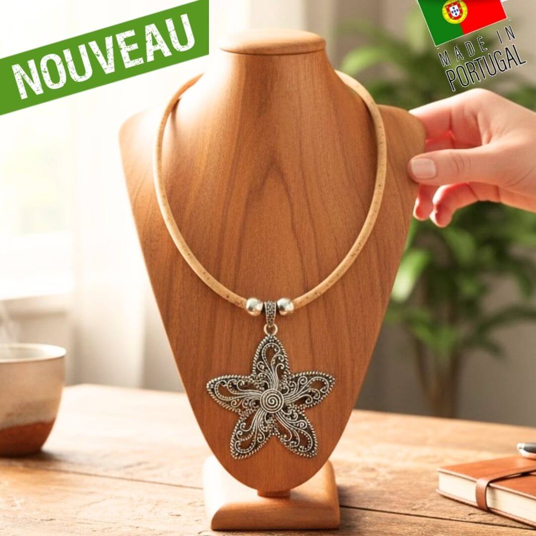 Collier Flora en liège naturel avec pendentif fleur filigrane argenté 7 cm, présenté sur buste
