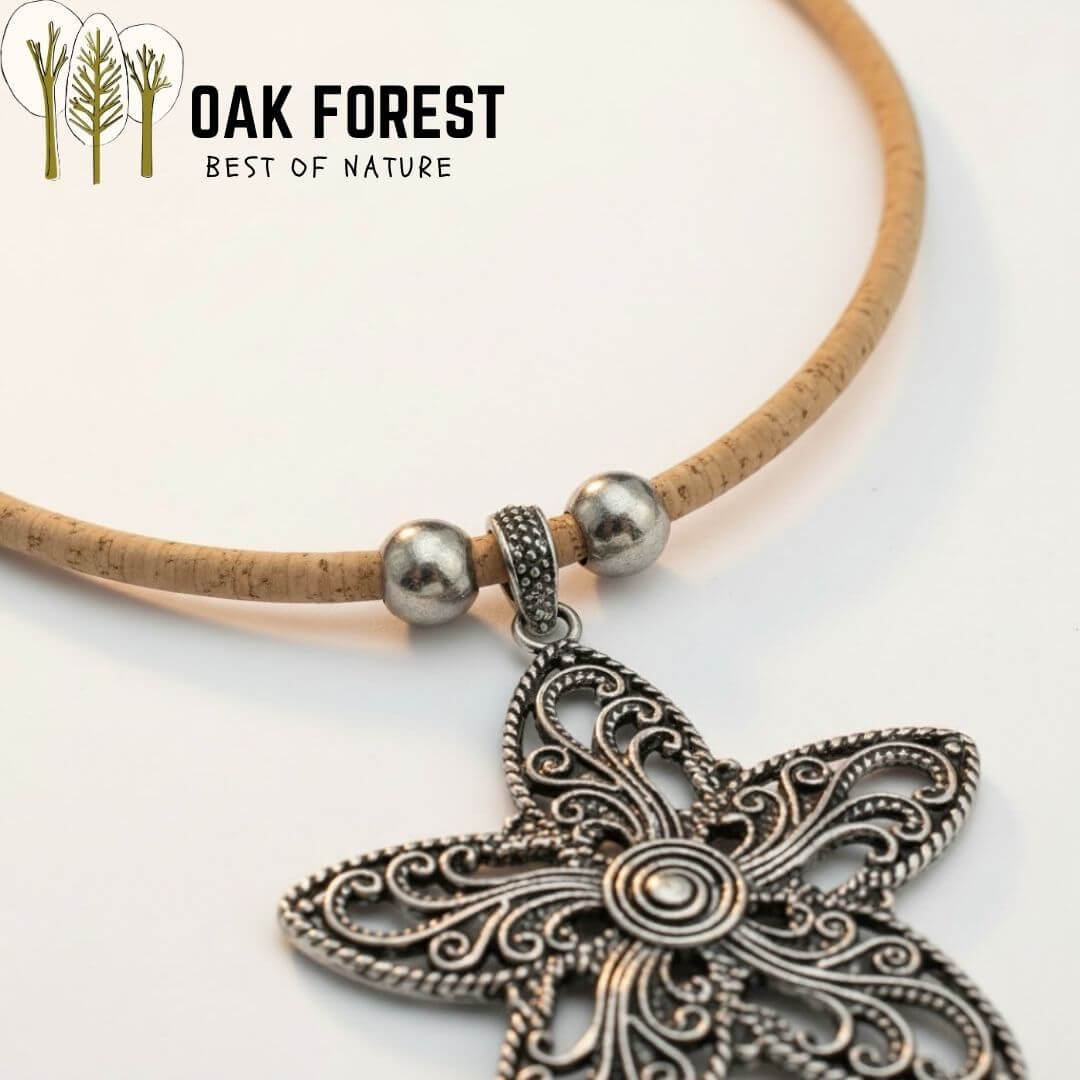 Détail du cordon en liège naturel et des perles argentées du collier Flora