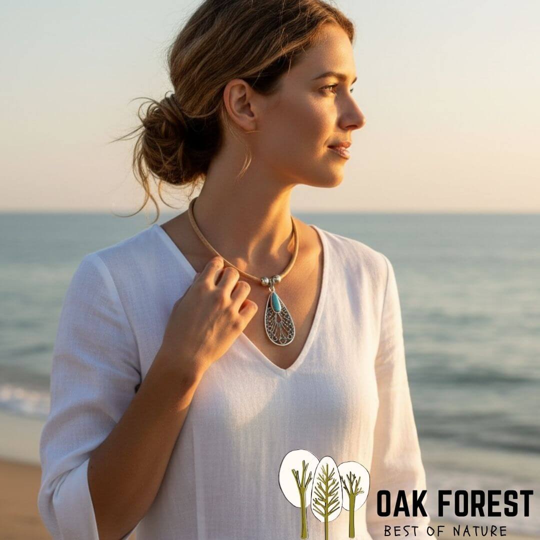 Collier Goutte Bleue porté, cordon liège et pendentif turquoise