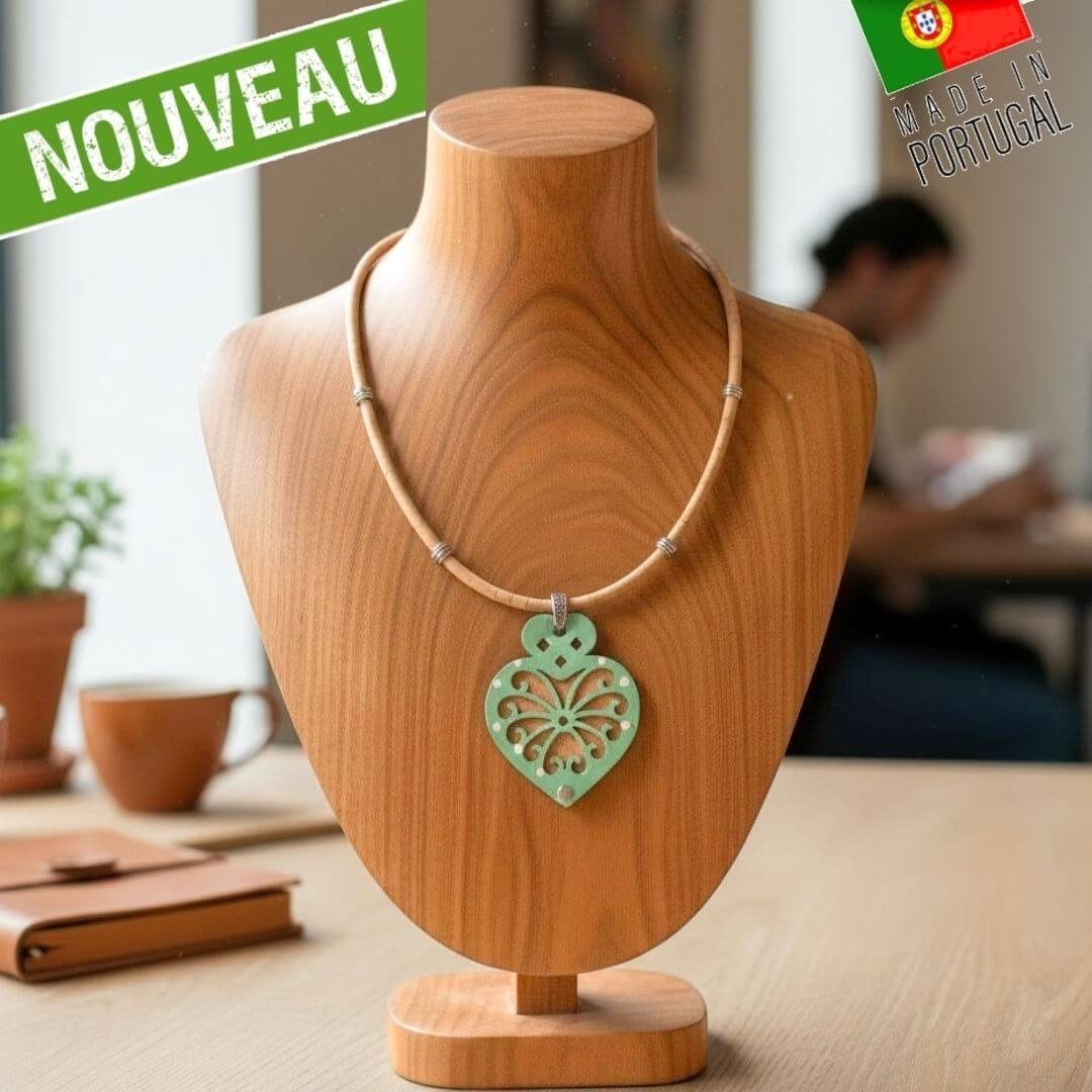 Collier Joli Coeur en liège avec pendentif coeur vert d'eau ajouré, présenté sur buste