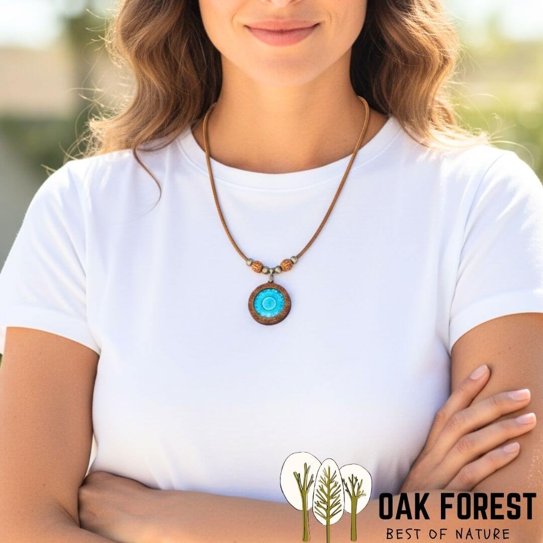Collier Spirit en liège porté, pendentif bois et résine mandala