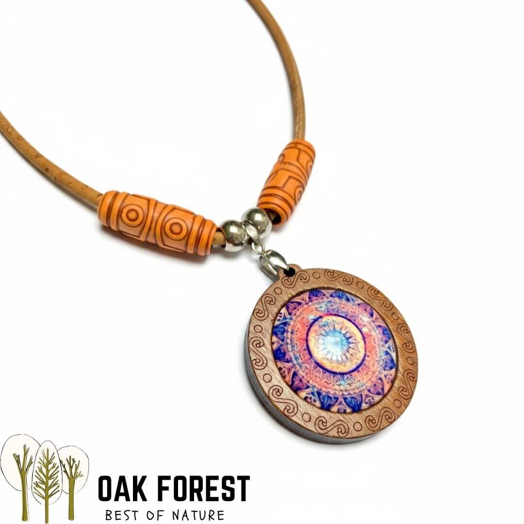 Détail du pendentif Spirit en bois gravé avec cabochon résine mandala rose poudré