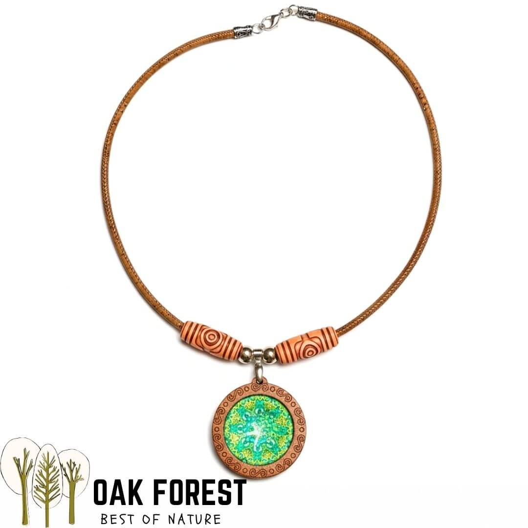 Collier femme Spirit, cordon en liège 50 cm avec perles sculptées et pendentif en bois mandala vert émeraude