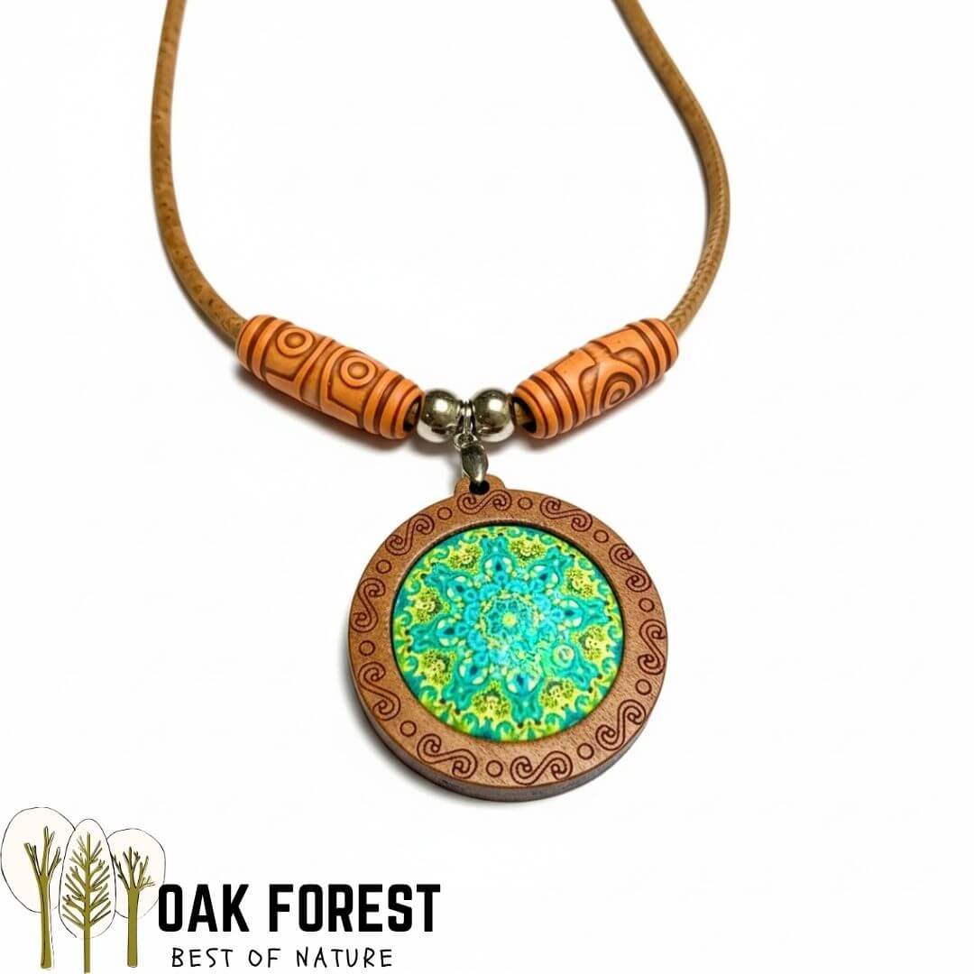 Détail du pendentif Spirit en bois gravé avec cabochon résine mandala vert émeraude