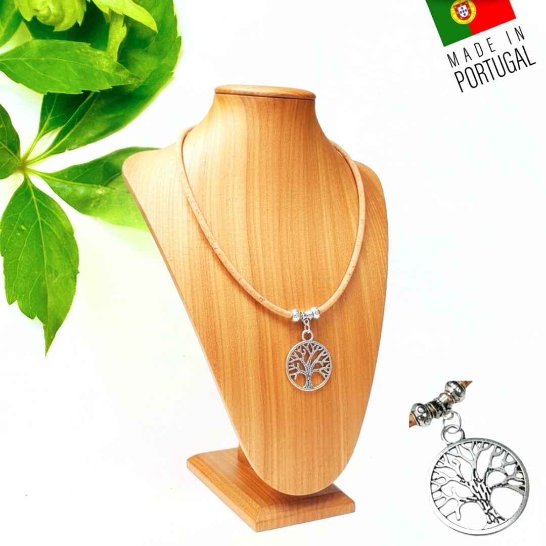 collier en liege femme pendentif arbre de vie sur buste en bois - zoom sur pendentif arbre de vie - collier made in Portugal