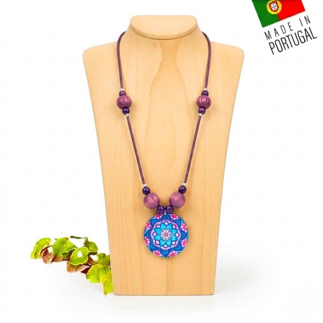 Collier sautoir en liège artisanal "Hippie Violet"- Mandala en bois