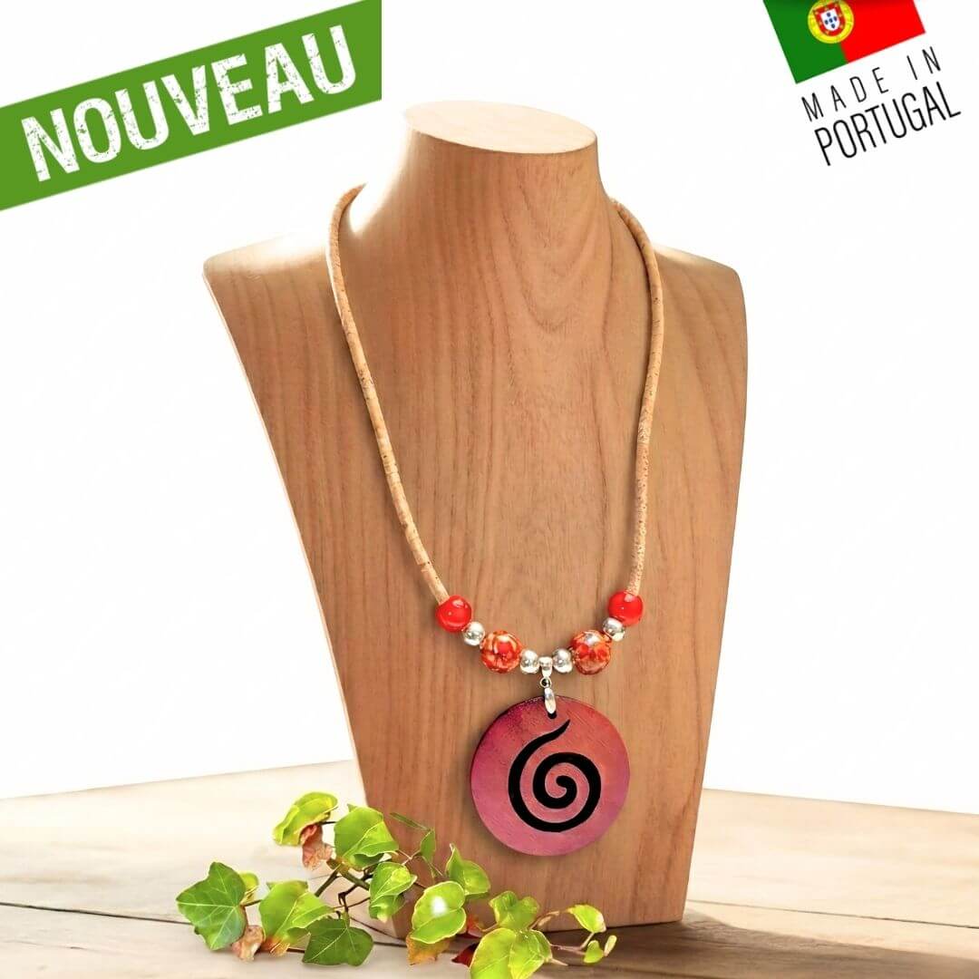 Collier en liège "Spirale" – Médaillon bois ajouré rouge bordeaux
