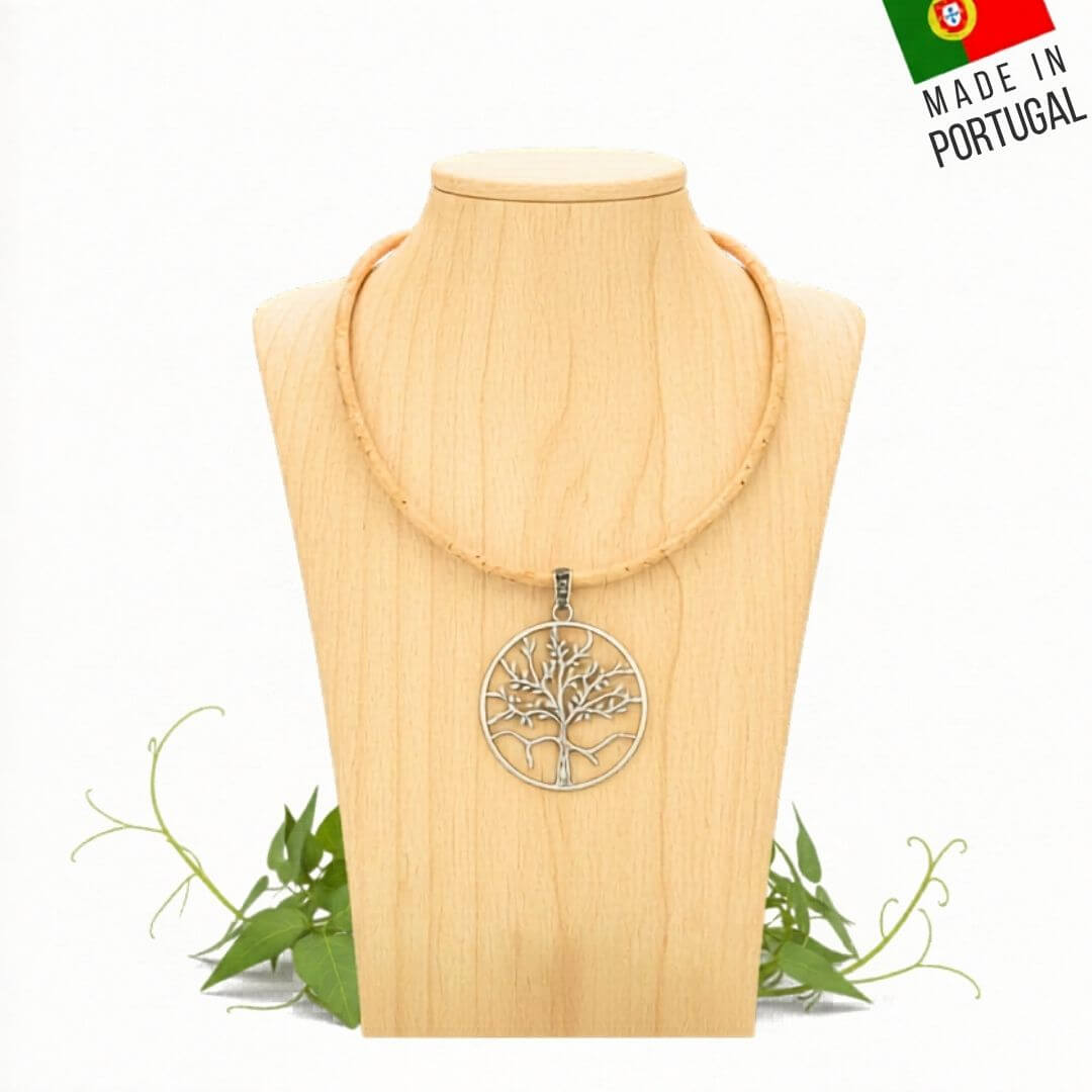Collier femme arbre de vie en métal et son cordon en liège naturel du portugal posé sur un buste en bois clair