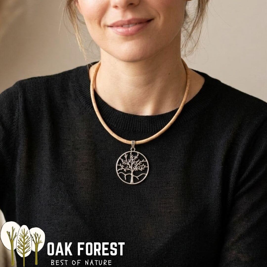 Collier femme arbre de vie en métal et son cordon en liège naturel du portugal porté autour du cou sur un joli pull noir
