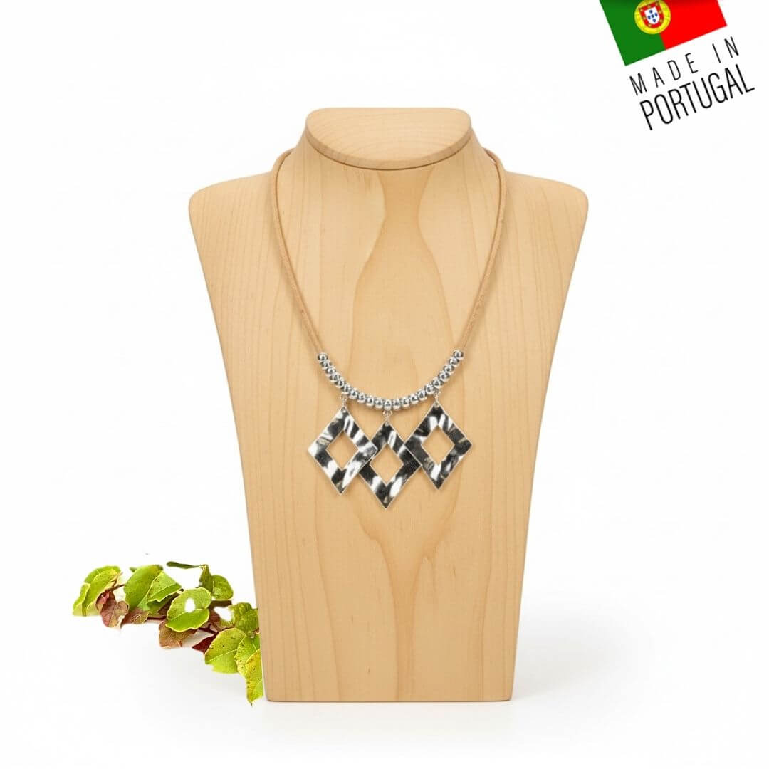 Collier femme en liège vegan avec pendentif composé de 3 losanges en acier inoxydable, et perles métalliques sur un buste en bois