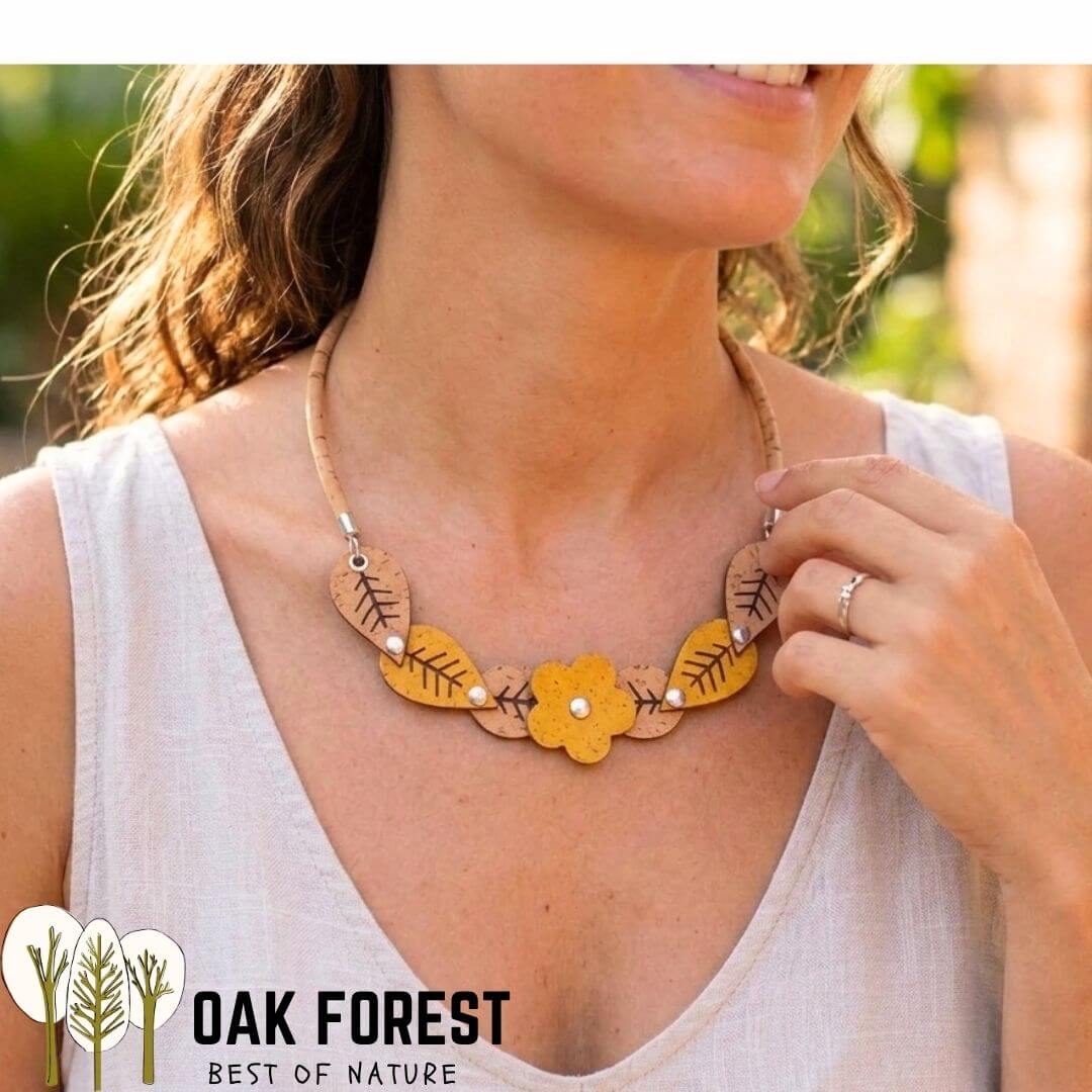 Collier plastron Fleurs d'Automne en liège violet porté sur décolleté, feuilles et fleur découpées au laser