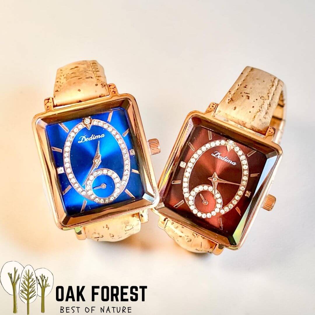Montres Carré Cuivré en liège, cadran bleu et cadran marron cuivré posées sur écorce de chêne-liège