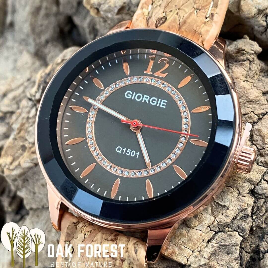 montre femme vegan en liège avec cadran noir et strass en fond d'élan pour un cadeau original et un effet chic