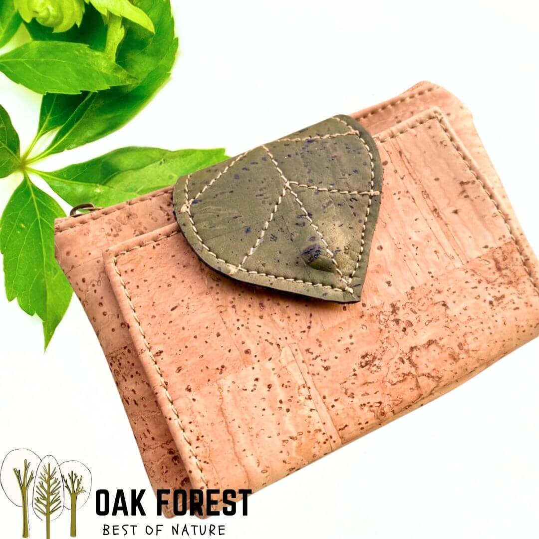 Porte-monnaie compact en liège naturel avec feuille décorative cousue en liège vert — modèle Feuille