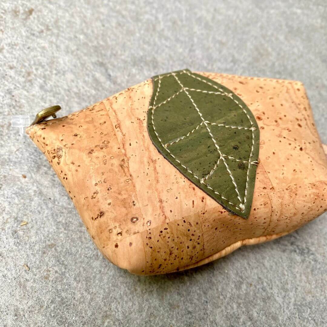 Détail de la feuille en liège vert olive aux nervures surpiquées du porte-monnaie Eden