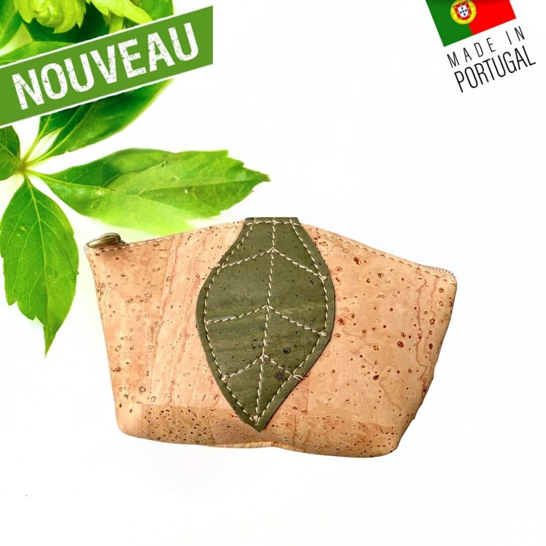 Porte-monnaie Eden en liège naturel avec feuille en liège vert olive cousue et fermeture éclair