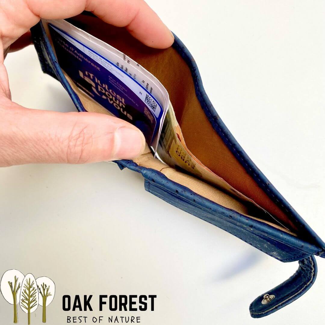 Portefeuille homme Dark Blue en liège ouvert montrant la fente billets et le rangement intérieur