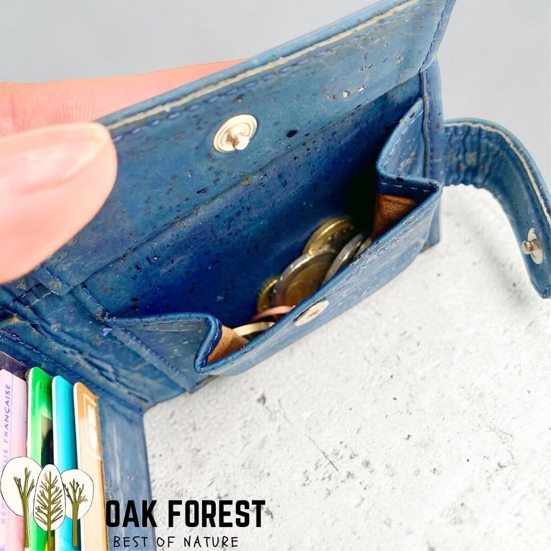 Détail du porte-monnaie à soufflet du portefeuille homme Dark Blue en liège avec pièces de monnaie, bouton-pression