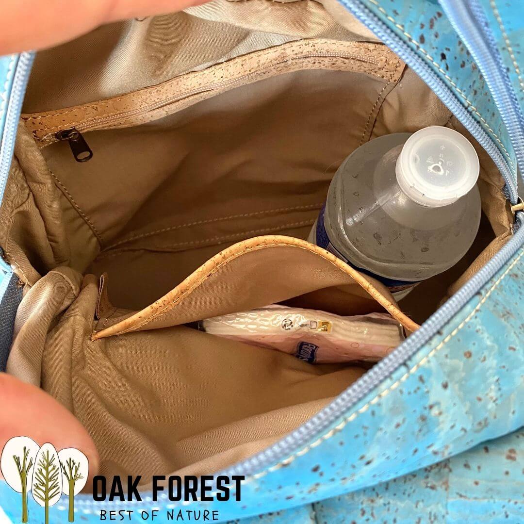 Intérieur du sac à dos Lisboa avec poche kangourou en liège, poche zippée et bouteille d'eau