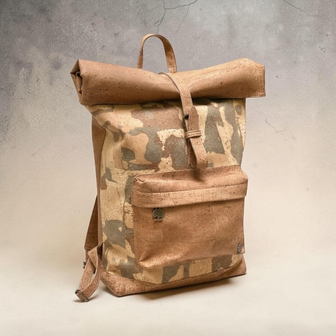 Sac à dos roll-top en liège Camouflage vu de trois-quarts sur fond beige