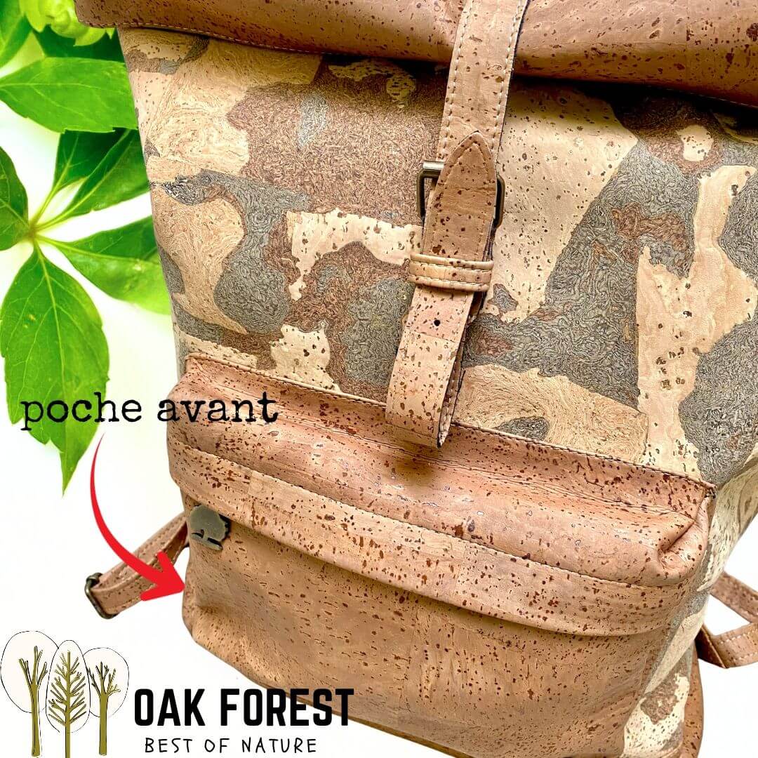 Détail de la poche avant et de la sangle à boucle du sac à dos en liège Camouflage