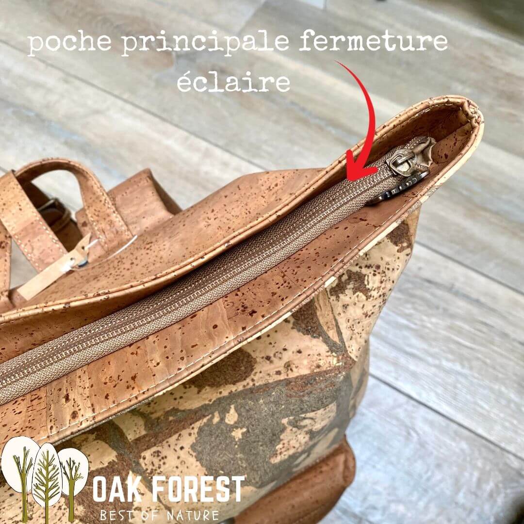 Fermeture éclair du compartiment principal sous le rabat roulé du sac à dos en liège Camouflage
